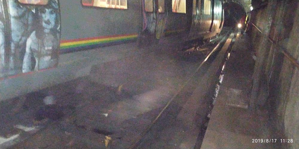 rcamachovzla's tweet photo. Descarrilamiento de tren Metro de Caracas estación Los Dos Caminos sent Propatria. Heridos leves trasladados al Hospital Domingo Luciani y a Salud Chacao. @paramedicosmtt, bomberos y Protección Civil en el sitio https://t.co/CBbhoBH8XZ