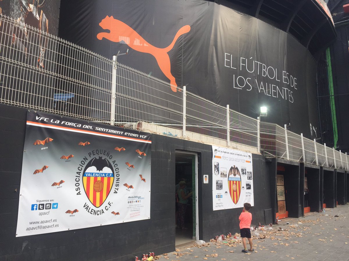 apavcf's tweet photo. #sedeAPAVCF | Podrás encontrar la sede de la APAVCF en el propio Mestalla. ¡Estáis invitados a visitarnos!
#VCF #Valencia #ValenciaCF #Amunt #AmuntVCF #AmuntValencia #ValenciaRealSociedad https://t.co/e5IO8cPHbl