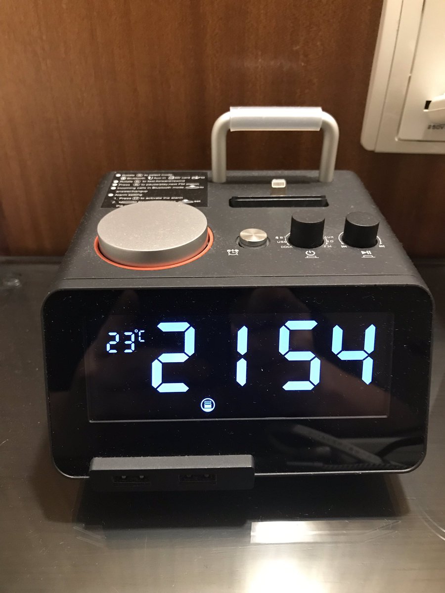 HDV_blog's tweet photo. ロイヤルオーキッドシェラトンの客室にあったhomtimeのFMチューナー/iPhone doc/BT スピーカー付き目覚まし時計が何気に良かった。日本アマゾンで買うと2倍もするので、明日BKKの電気店で探して見ようかな。ただしFMチューナレンジは87.5MHz-108MHz。 #homtime https://t.co/xZbFCkyUt2