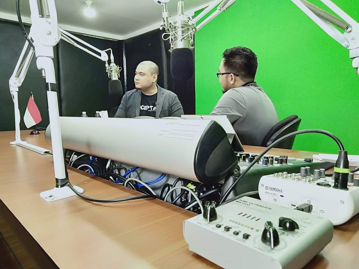FadhliBurhan's tweet photo. Sesi temubual saudara baru di radio https://t.co/At87ArDkQ0 #Batam

#MediaAlUbudiyyah https://t.co/jYcCg6tyE8