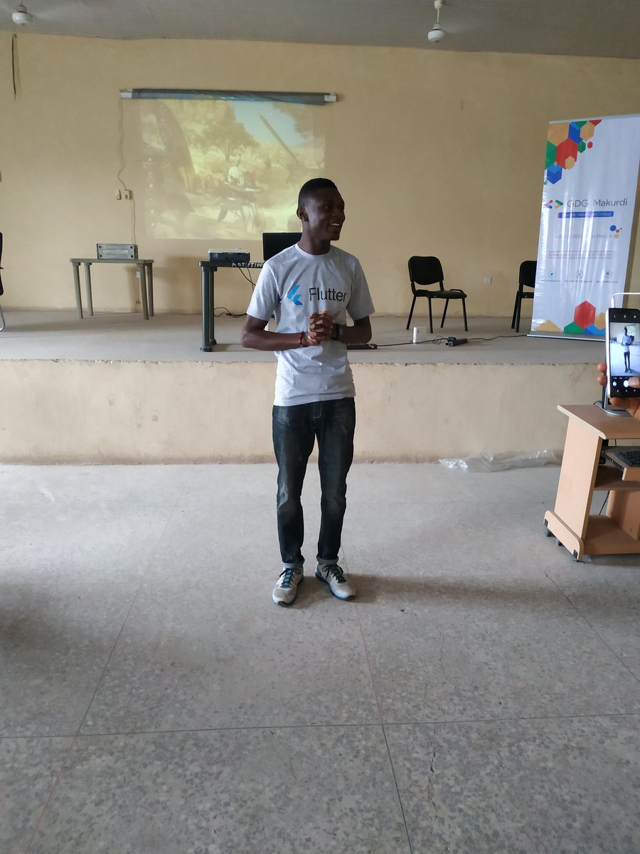 GDGMakurdi's tweet image. Happening live #flutterStudyJam Makurdi. Cc: @aniediudo @Kolokodess