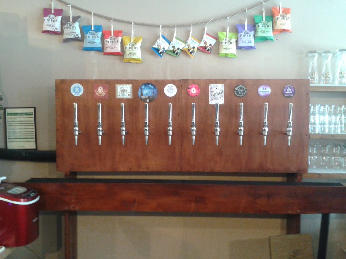 Today's line up on tap: two #lagers, a #Bavarian #Weizen, #IPA galore (including a #glutenfree option), #DIPA, #porter, #imperial #stout with #cinnamon, #ginger, #honey and #vanilla, and a #blueberry #gose!
#Beer #Burton