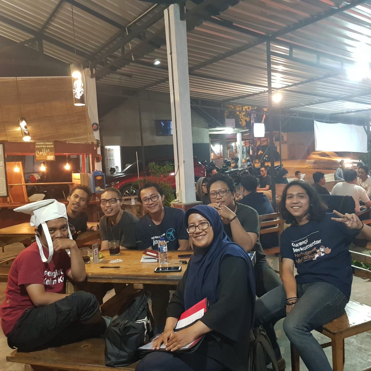 Marvaceae's tweet photo. Ketika keluarga lagi padakumpul di Jakarta, saya ditemani kawan-kawan yang hebat ini. Mereka menambal kesedihan (kangen, red.) malam ini 🙂

bersama tim @warmojogja

#keluargakedua #warmo #warungmojok https://t.co/uiXywLon6G