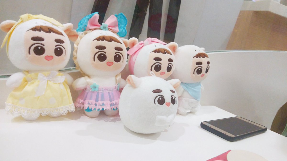 dyotarotwt's tweet photo. dyocarys went out with his friends today!

he watched parasite (2019) – which is a brilliant movie, please watch it at your local cinema if it's screening there – ate takoyaki, and hung out with cotton likeminded friends. 

he hopes everyone else also had a nice afternoon ❤ https://t.co/lH9AYIIUvn