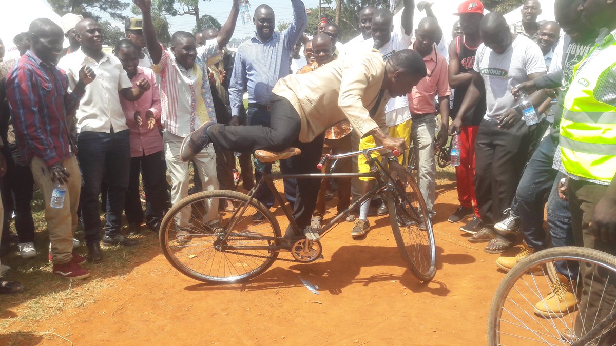 SaniSolGroup's tweet photo. His Worship Eng Ronald Balimwezo Nsubuga Nakawa Division Mayor
displays a bicycle-riding stunt at @weyonje sports gala.
#FRESHPIT @KCCAUG @JaneJustineM https://t.co/g2yED3Zc2c