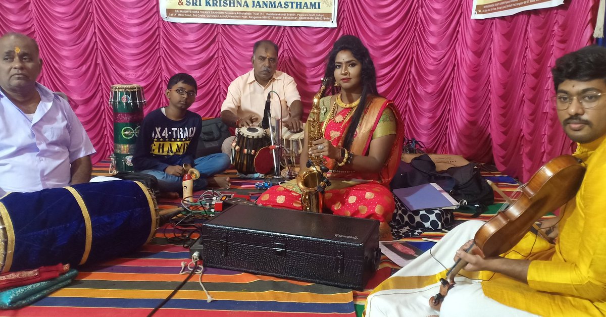 SaxSubbalaxmi's tweet photo. Performance started @ Sri Raghavendra Swamy Mutt, Bangalore on occasion of "Sri Raghavendra Swamy Aradhana 2019"
#SaxophoneSubbalaxmi #SriGuruRaghavendraSwamyAradhana #TriveniSaree #ClassicalShow #SaxwithSaree #TempleShow #LadySaxophonist #IndianSaxophonist #Call +91 8454855029 https://t.co/c7iOH4qT7R
