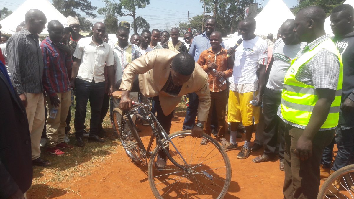 SaniSolGroup's tweet photo. His Worship Eng Ronald Balimwezo Nsubuga Nakawa Division Mayor
displays a bicycle-riding stunt at @weyonje sports gala.
#FRESHPIT @KCCAUG @JaneJustineM https://t.co/g2yED3Zc2c