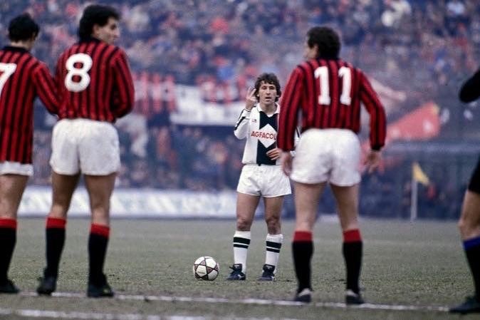 FutebolVerdad's tweet photo. Deixar 2 na barreira com o Zico, será que vai dar ruim?
#galinhodequintino
#calcioclub
#Legend https://t.co/PKEM0UF5iV