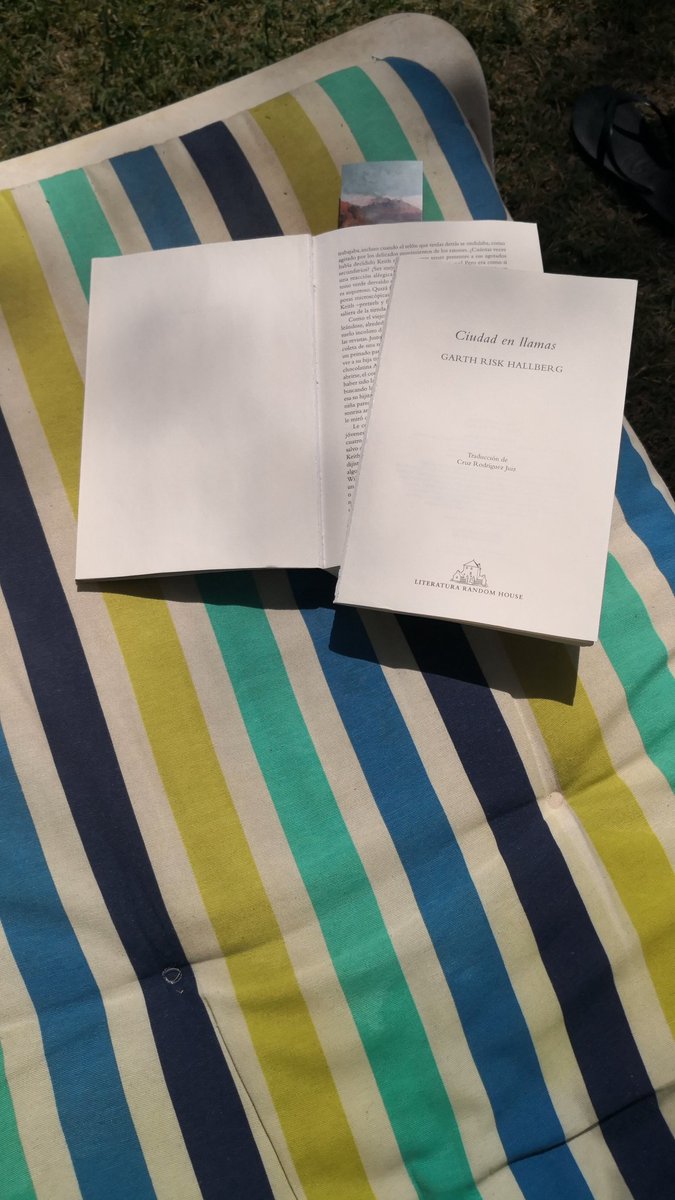Josetomate's tweet photo. Venga va @randomhouse q voy por el capitulo 3... Desde cuándo se despegan así los cuadernillos? Ahora hay q meter los libros en verano para que no se estropeen... ? https://t.co/lZqFRLspPw