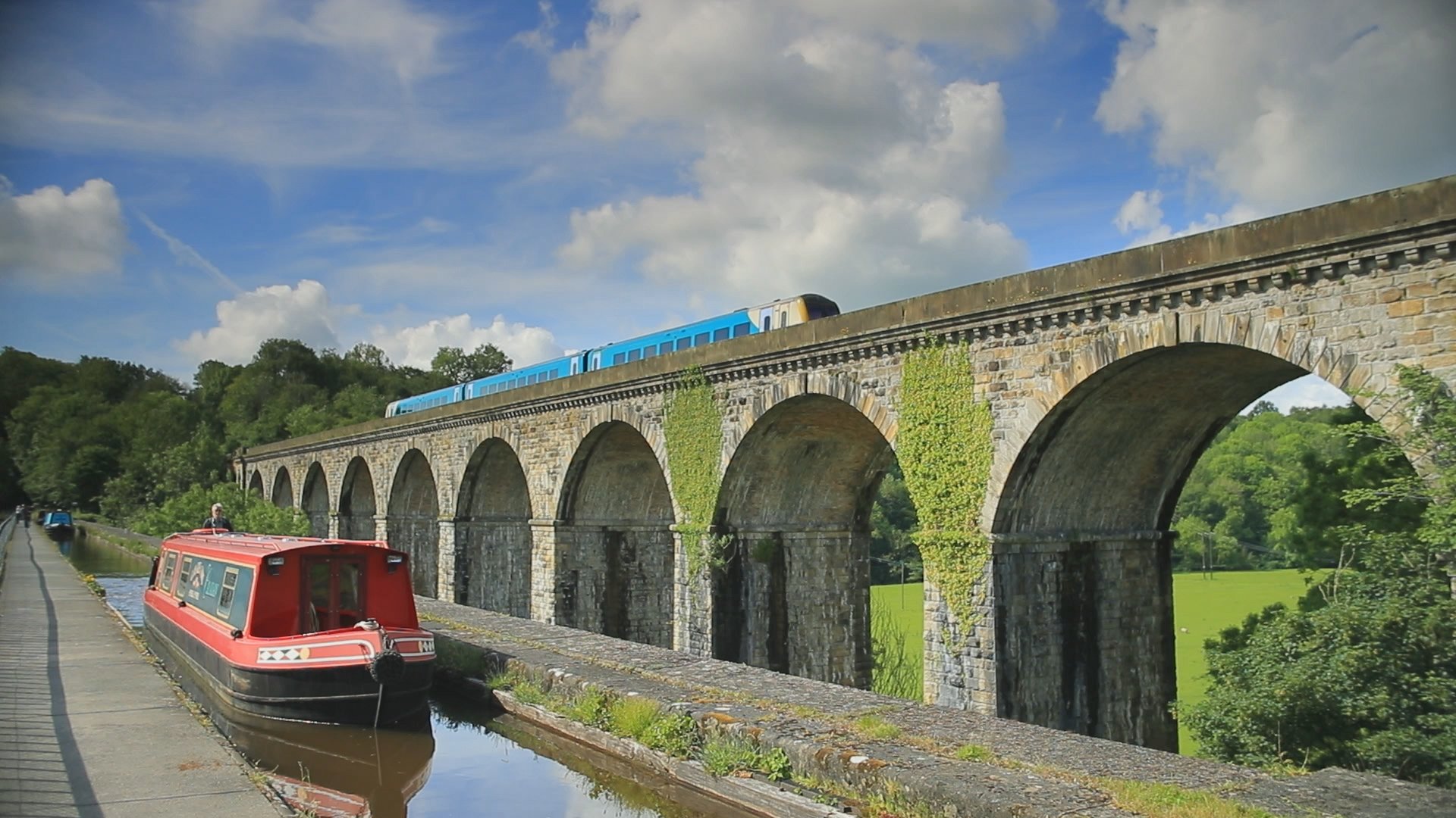 世界遺産 イギリスの ポントカサステ水路橋と運河 この運河にはもう一つ水路橋があります チャーク水路橋です 船が通る水路橋 と列車が通る鉄道橋の二重橋 なかなかお目にかかれない珍しい景色です 明日午後6時から放送です 世界遺産 イギリス