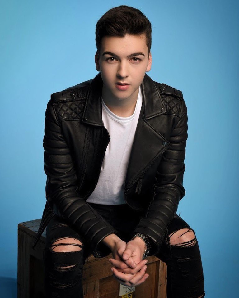 I want to sit on a box again and get my photo taken 📸
-
-
#music #photoshoot #bodaskins #pop #genre #instagood #instamusic #lookatthis #mixedemotions #singer #songwriter #producer