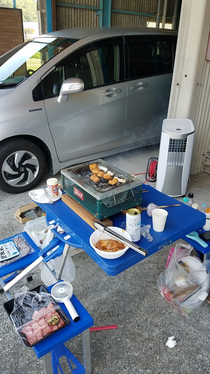 らんたいむ 今日は友達とガレージで焼き肉しました 久しぶりの焼肉美味しかった 天気だったんで日陰でも暑かったけど エアコンがあったおかげで涼しくてかなり快適でした W