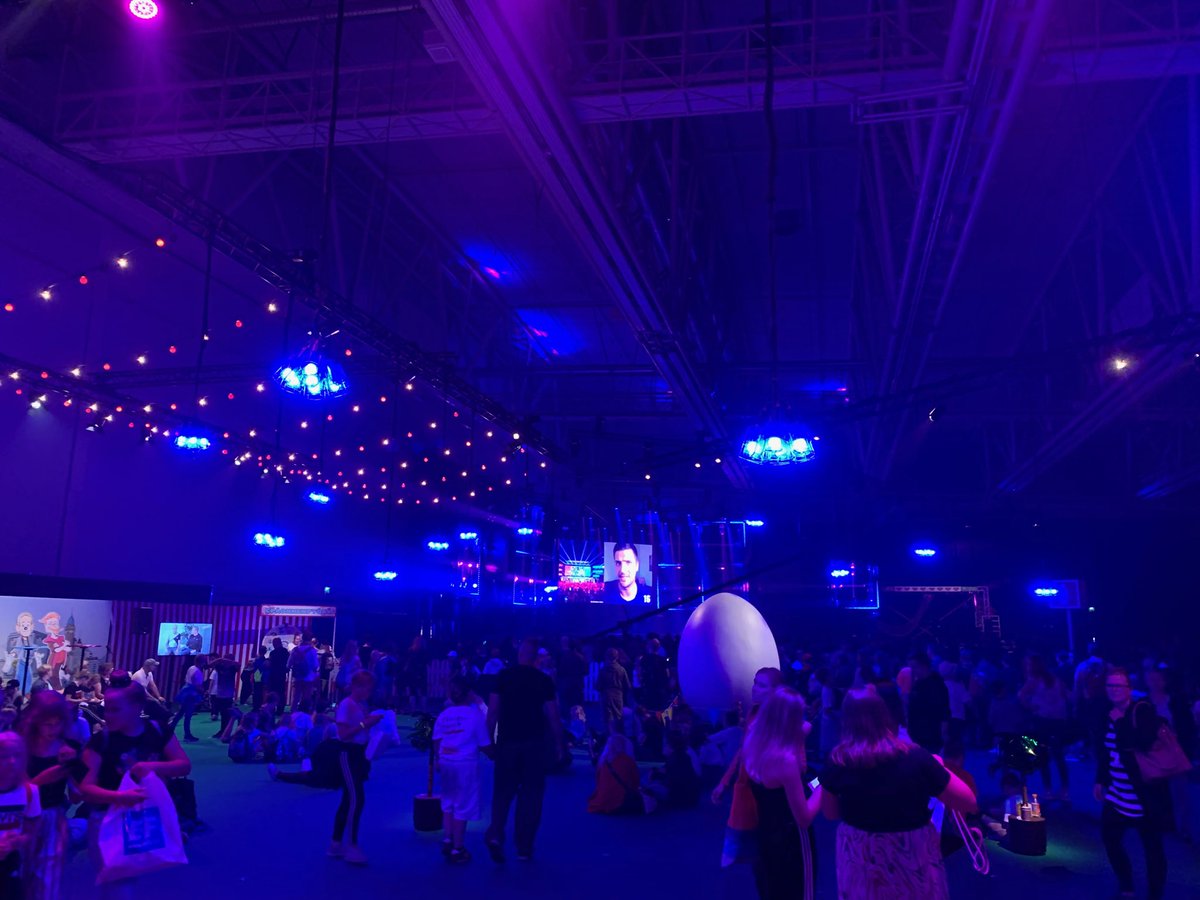 ⁦⁦<a href="/TUBECONfi/">TUBECON</a>⁩ jälkikasvun kanssa. Nuoriso menee pää kolmantena jalkana standilta toiselle, moni (muukin) vanhempi hieman pää pyörällä kaikesta...  isoja idoleita, paljon erilaisia sisältöjä - ja kasvavaa bisnestä.