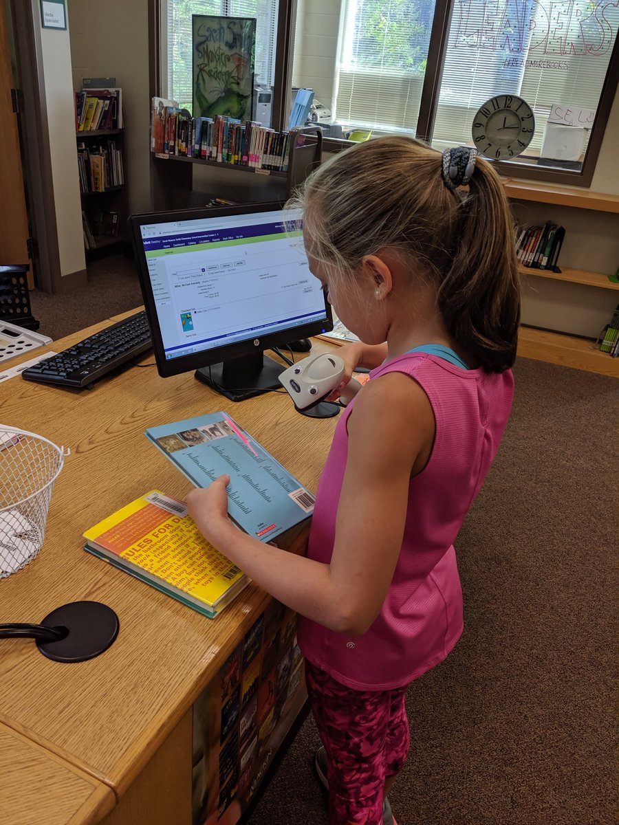 sarahsmithreads's tweet photo. New year, new friends, new books! We had a fantastic first week back and I am beyond thrilled to be @APS_SarahSmith this year!! 😍📚 #schoollibrarian #apsfirstday #kidlit #reading #kidsread https://t.co/9aNwVB58ZM