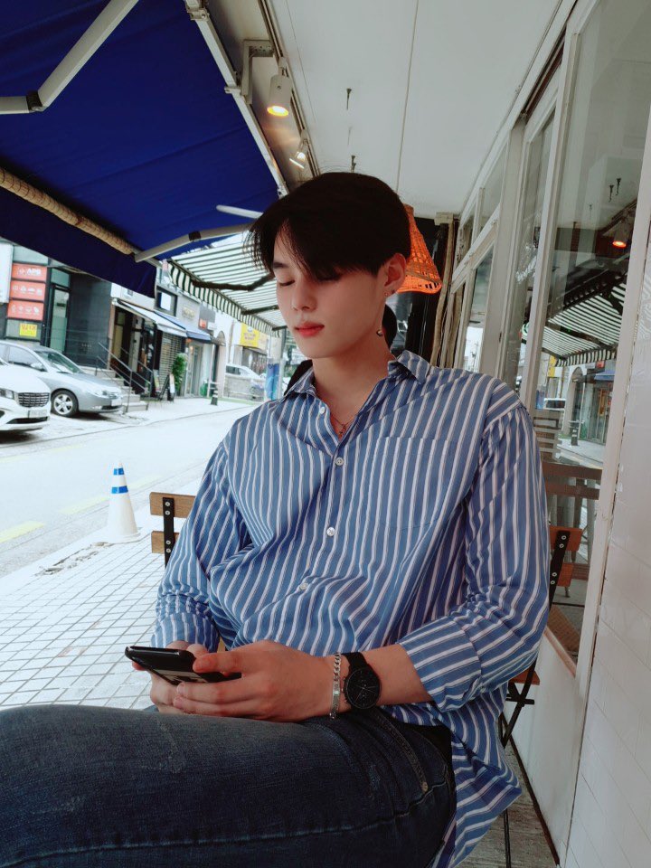 NewWorld_VICTON's tweet photo. [#세준 ] 날씨 좋은날  커피숍! 
고마워요 승식이형 ~~~~ https://t.co/V0jvnbZLNA
