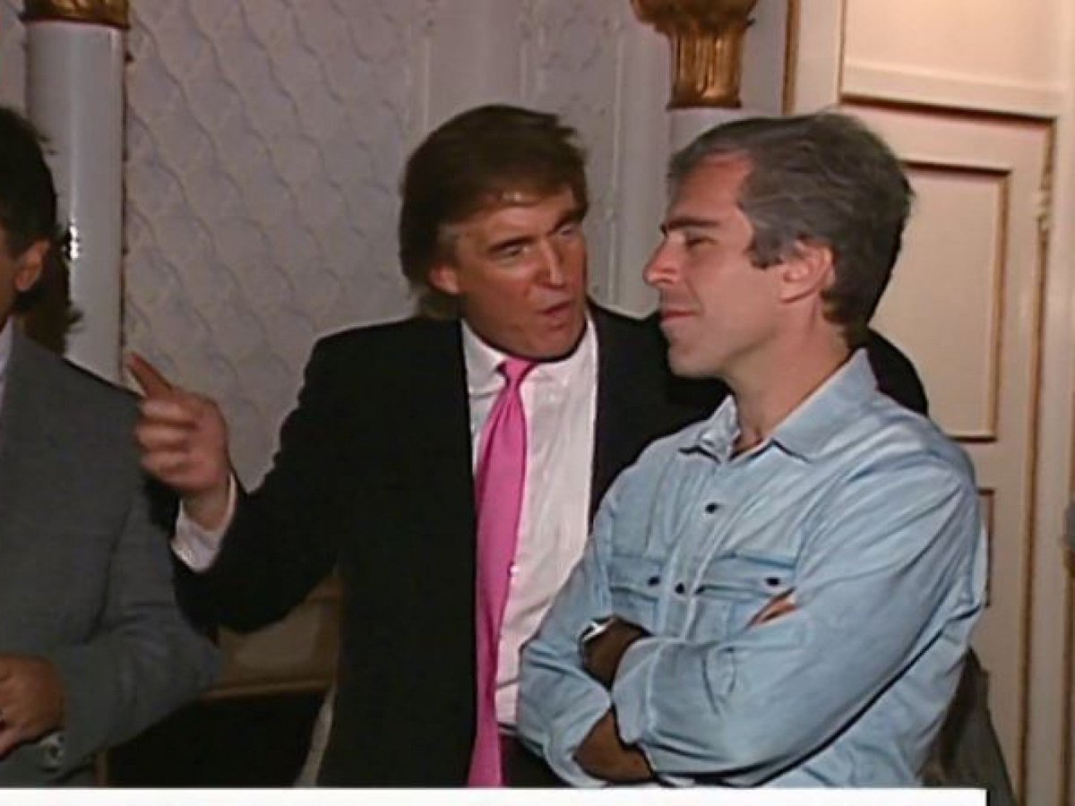 gregolear's tweet photo. Here are some of the salient points from my new Medium piece on Trump, Epstein, and why we need to focus on the money, not the sex, to take down the bad guys.

[THREAD] https://t.co/wekLfLB1pP