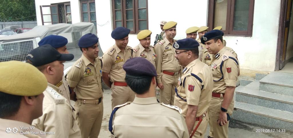 JmuKmrPolice's tweet photo. DGP J&K Sh Dilbag Singh accompanied by IGP CRPF Sh Rajesh Kumar Yadav, IGP Kashmir Sh SP Pani visits #SouthKashmir districts #Anantnag & #Awantipora reviews security of these districts, National highway.Takes round of #Anantnag town:Interacts with People,Police,CAPF Personnel. https://t.co/NRSC3QDrYs