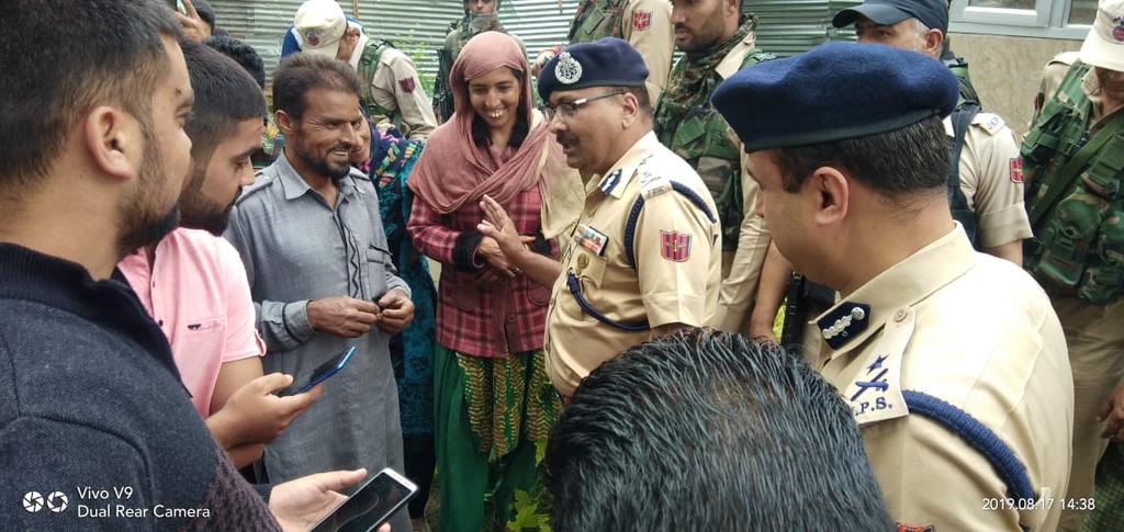 JmuKmrPolice's tweet photo. DGP J&K Sh Dilbag Singh accompanied by IGP CRPF Sh Rajesh Kumar Yadav, IGP Kashmir Sh SP Pani visits #SouthKashmir districts #Anantnag & #Awantipora reviews security of these districts, National highway.Takes round of #Anantnag town:Interacts with People,Police,CAPF Personnel. https://t.co/NRSC3QDrYs