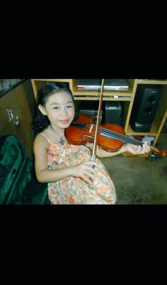Carlamarizing's tweet photo. Baby face kisay with her violin ya'll @_kylieemadiee39 ππ
#Trooooo https://t.co/Qrci6mCDLo