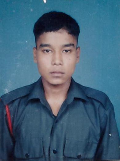 Picture of Indian Army Lance Naik Sandeep Thapa who lost his life in ceasefire violation by Pakistan in NOWSHERA Sector, RAJOURI, #JammuAndKashmir, earlier today. 35-yr-old Sandeep Thapa belonged to Rajawala village of Dehradun, Uttarakhand, & is survived by his wife, Nisha Thapa