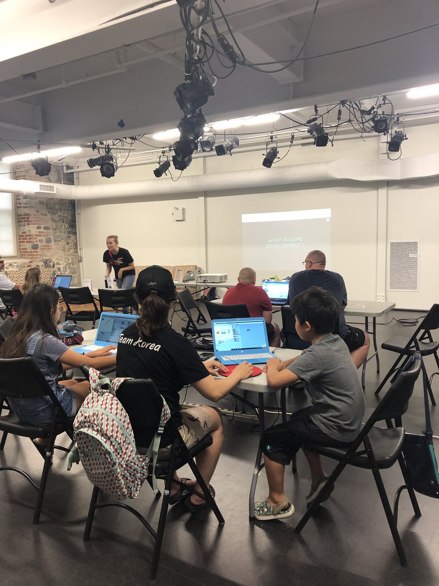 learningcodeygk's tweet image. It’s Gamemaking time with #KidsLearningCode (and it is raining tacos 🌮!) @TettCentre @scratch