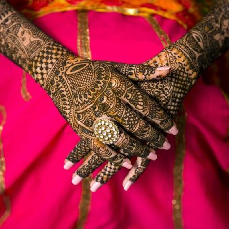 UtsavFashion's tweet photo. The mehendi ceremony is one of the most important pre-wedding rituals. It’s when the bride-to-be is adorned in all things pretty as she flaunts the henna designs on her hands.
.
.
Image Courtesy: Pinterest
#beyondutsavfashion #ModernYetRooted #CelebrateTheIndianExperience https://t.co/7CHZw4FmFc