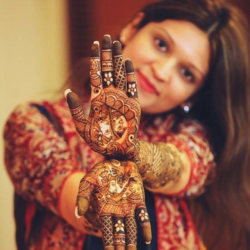 UtsavFashion's tweet photo. The mehendi ceremony is one of the most important pre-wedding rituals. It’s when the bride-to-be is adorned in all things pretty as she flaunts the henna designs on her hands.
.
.
Image Courtesy: Pinterest
#beyondutsavfashion #ModernYetRooted #CelebrateTheIndianExperience https://t.co/7CHZw4FmFc