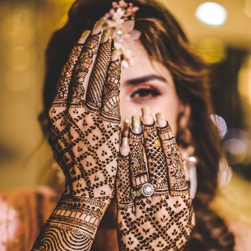 UtsavFashion's tweet photo. The mehendi ceremony is one of the most important pre-wedding rituals. It’s when the bride-to-be is adorned in all things pretty as she flaunts the henna designs on her hands.
.
.
Image Courtesy: Pinterest
#beyondutsavfashion #ModernYetRooted #CelebrateTheIndianExperience https://t.co/7CHZw4FmFc