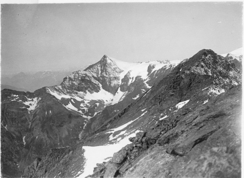 miaudit's tweet photo. @Beppeley @MuseoTazzetti @CAI150 @piemonte_is @CAITorino @montagne360 @FGoria Coma aver las alas
#montagna e #silenzi,
#sentieriDellaMemoria
come #scritturebrevi
di un #volareNelSuono in
itinerari mai conclusi:
Ailamont laigla vòla
#AlpiGraie: #ValdiViù (#VallidiLanzo)
@MuseoTazzetti
#TinoAime #CarloVirando
https://t.co/duasWKU4f8 https://t.co/LSfgzbQBQp