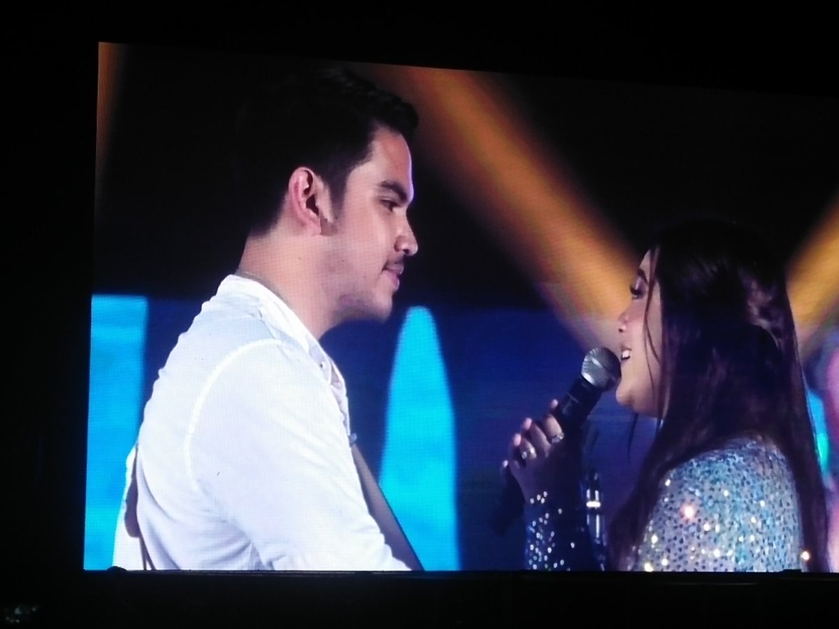 alixyz_20's tweet photo. Aaahhhhh 😭😭 #BraverMoiraConcertInDavao 😍💖 balik kayo haaa @moirarachelle4 @jasonmarvinph @ibelongtothezoo @rnbjayr ❄💙 https://t.co/BxCwWTtQU5