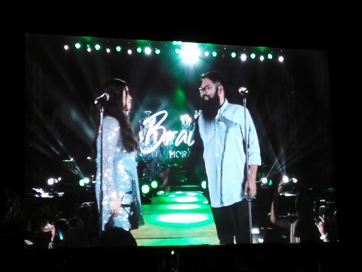 alixyz_20's tweet photo. Aaahhhhh 😭😭 #BraverMoiraConcertInDavao 😍💖 balik kayo haaa @moirarachelle4 @jasonmarvinph @ibelongtothezoo @rnbjayr ❄💙 https://t.co/BxCwWTtQU5