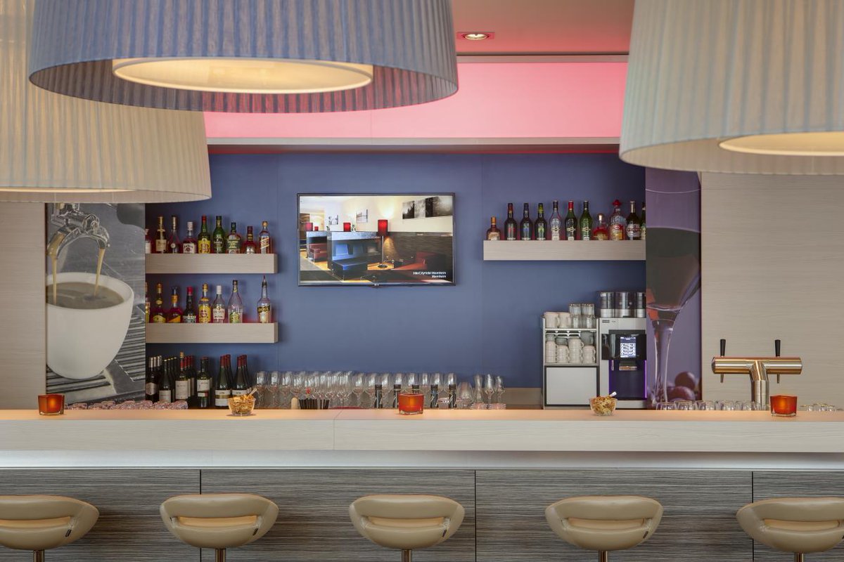 IntercityHotel's tweet photo. Ein Prosit! Ingolstadt hat viel zu bieten! 🤗 Genießt nach einem ereignisreichen Tag einen Drink🍷 in der Bar des IntercityHotels Ingolstadt. Landestypisches Bier, 🍺klassische Cocktails🍸 oder gesunde Bio Limonaden 😍warten auf Euch. #immerindercity https://t.co/ewdE2boVVF