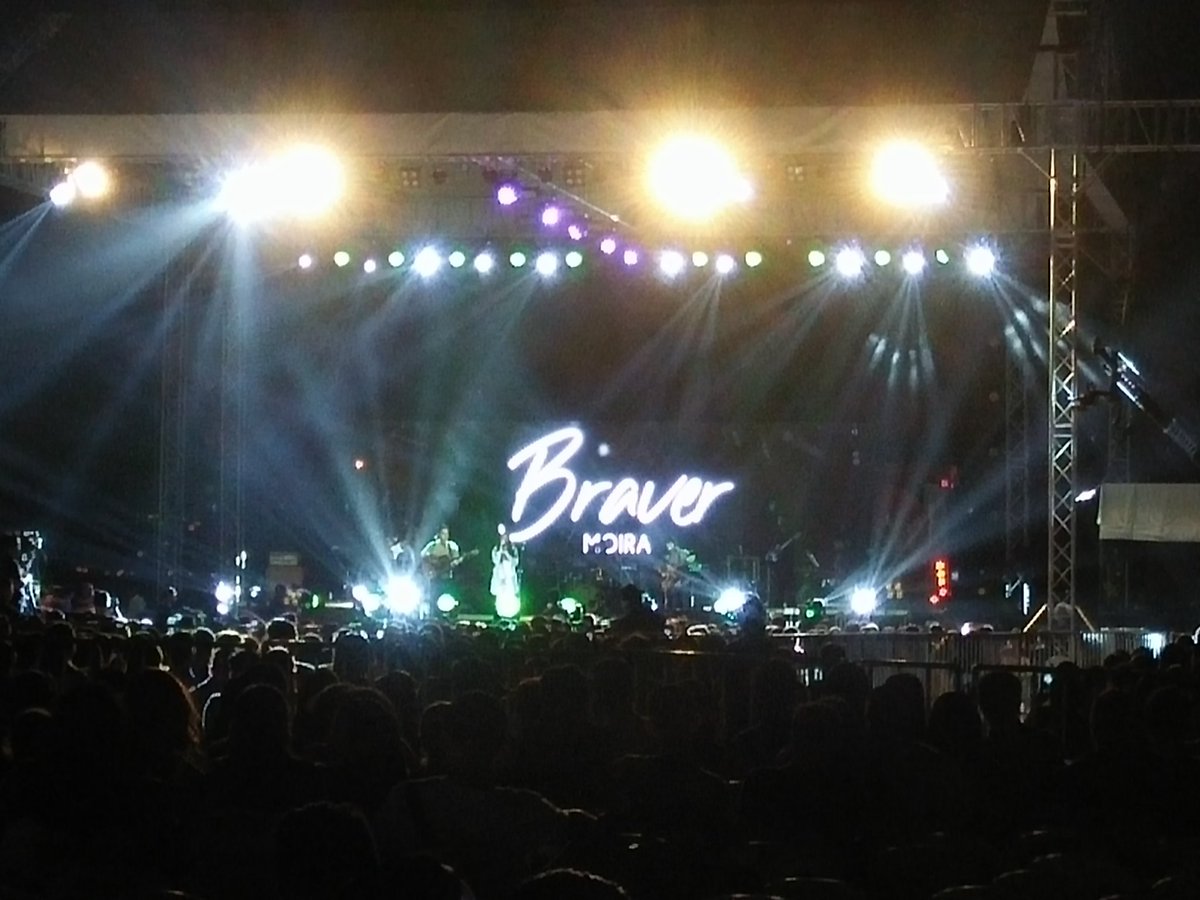 alixyz_20's tweet photo. Aaahhhhh 😭😭 #BraverMoiraConcertInDavao 😍💖 balik kayo haaa @moirarachelle4 @jasonmarvinph @ibelongtothezoo @rnbjayr ❄💙 https://t.co/BxCwWTtQU5