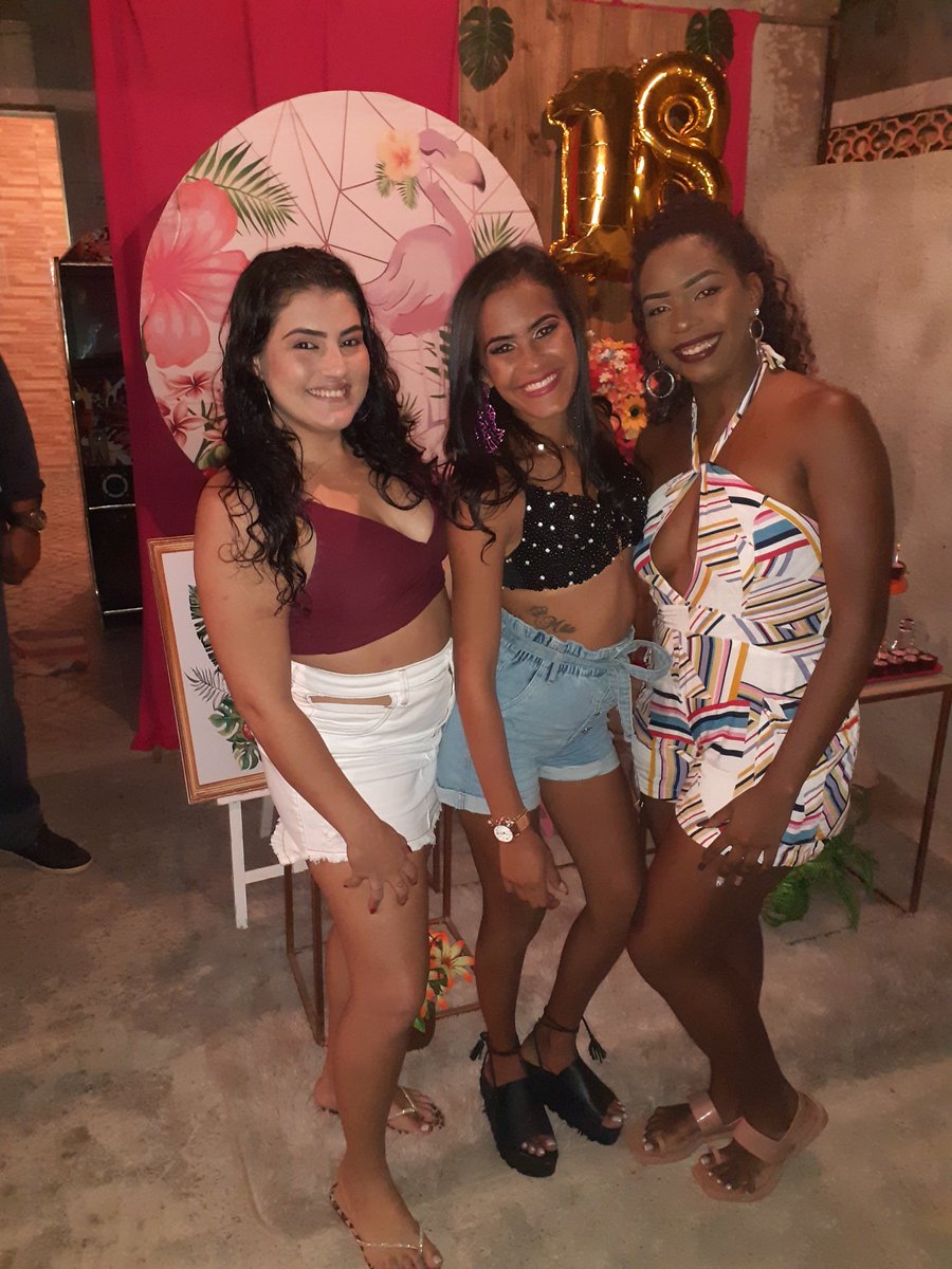 SandrinhaGome20's tweet photo. Minhas meninas meu trio 😍💖 https://t.co/A6c3n4JWpj