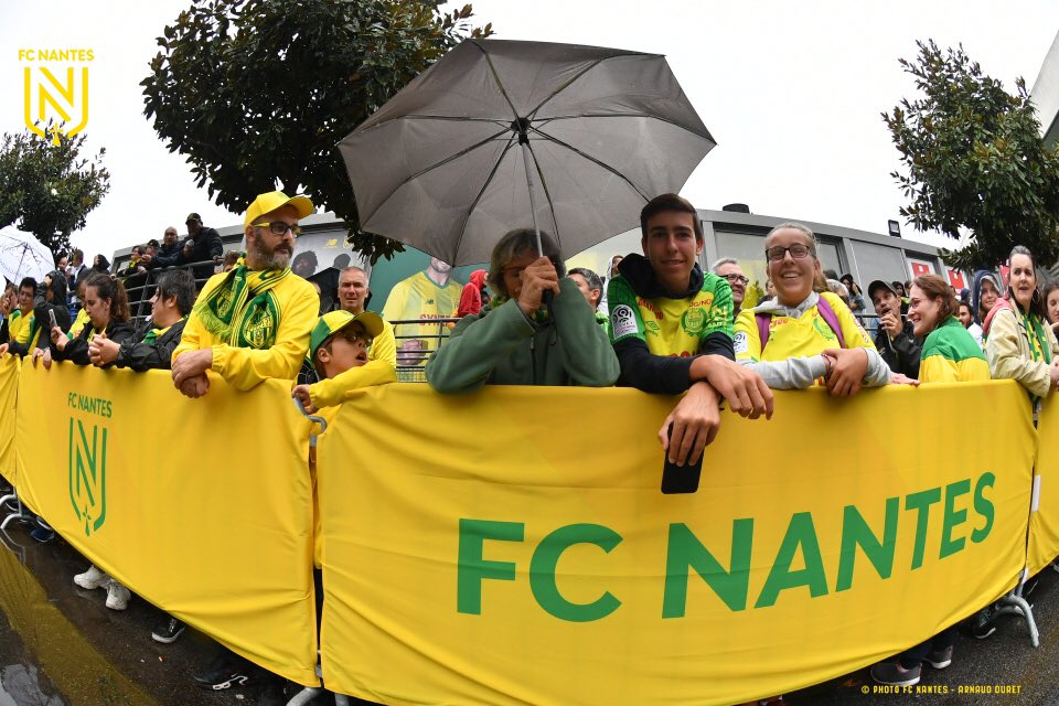 PatrBENJAMIN's tweet photo. @LeFootBreton Nous pouvons t'aider !
 "La pluie n’arrête pas nos supporters, en nombre pour l’arrivée du car" 
À suivre dès maintenant en direct vidéo sur Instagram :
🚌 https://t.co/PkFho5ZVPJ https://t.co/70lXa3dsOh https://t.co/GuLbbC97rL