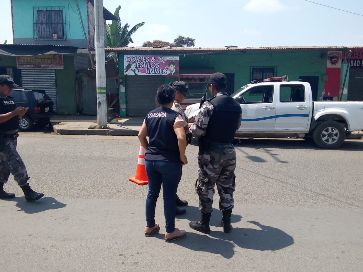 DrCamiloSalinas's tweet photo. 📌#Vinces| La Policía Nacional junto a Comisaria de Policía, realizaron operativos de control preventivos en varios sectores del cantón, fortaleciendo las labores de seguridad en territorio. #LosRíosSeguro https://t.co/xo27DJwRf3