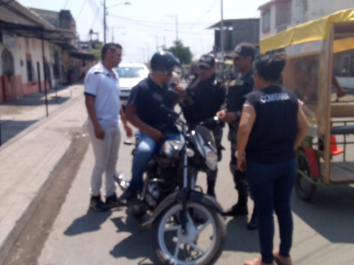 DrCamiloSalinas's tweet photo. 📌#Vinces| La Policía Nacional junto a Comisaria de Policía, realizaron operativos de control preventivos en varios sectores del cantón, fortaleciendo las labores de seguridad en territorio. #LosRíosSeguro https://t.co/xo27DJwRf3
