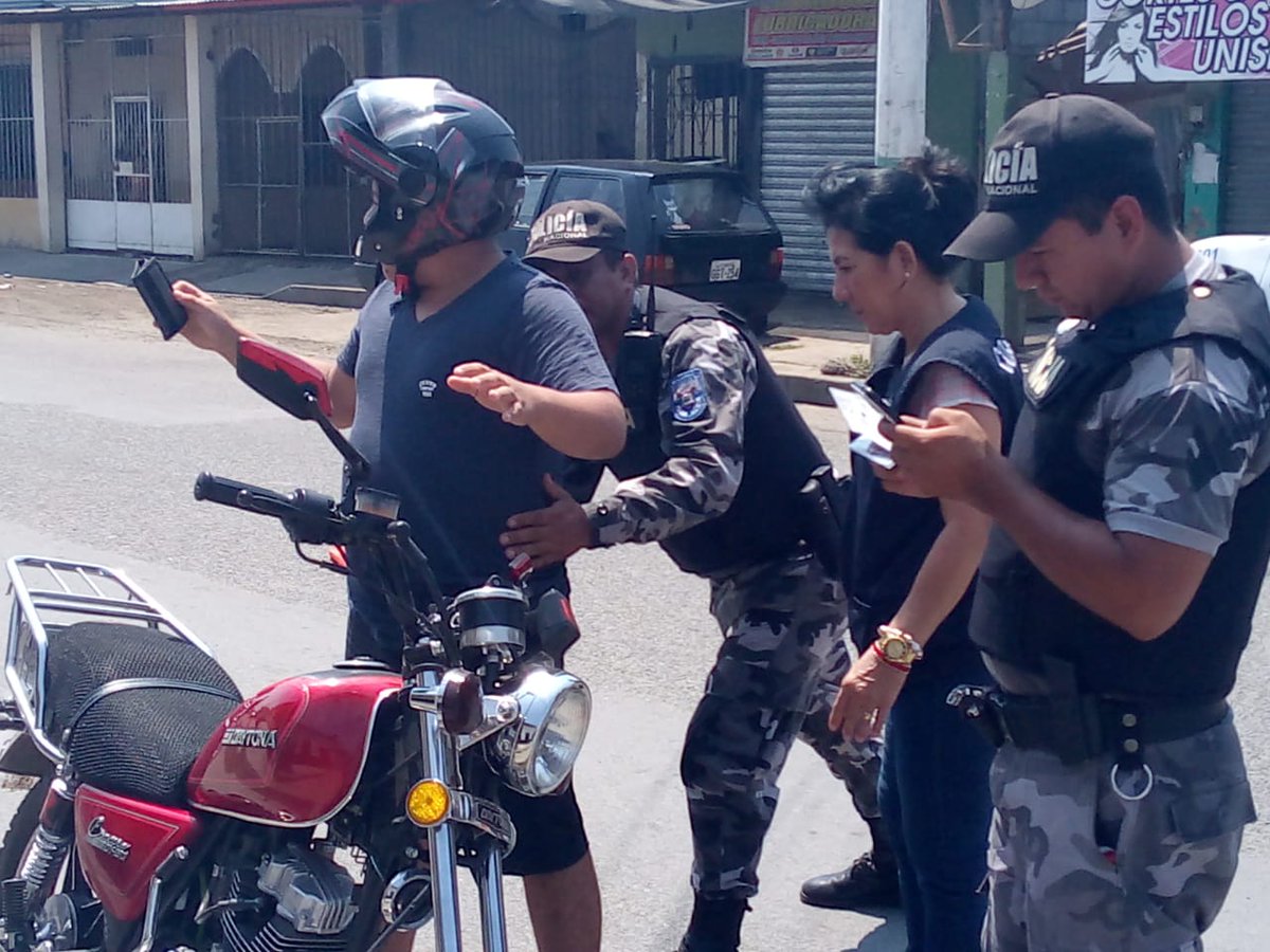 DrCamiloSalinas's tweet photo. 📌#Vinces| La Policía Nacional junto a Comisaria de Policía, realizaron operativos de control preventivos en varios sectores del cantón, fortaleciendo las labores de seguridad en territorio. #LosRíosSeguro https://t.co/xo27DJwRf3