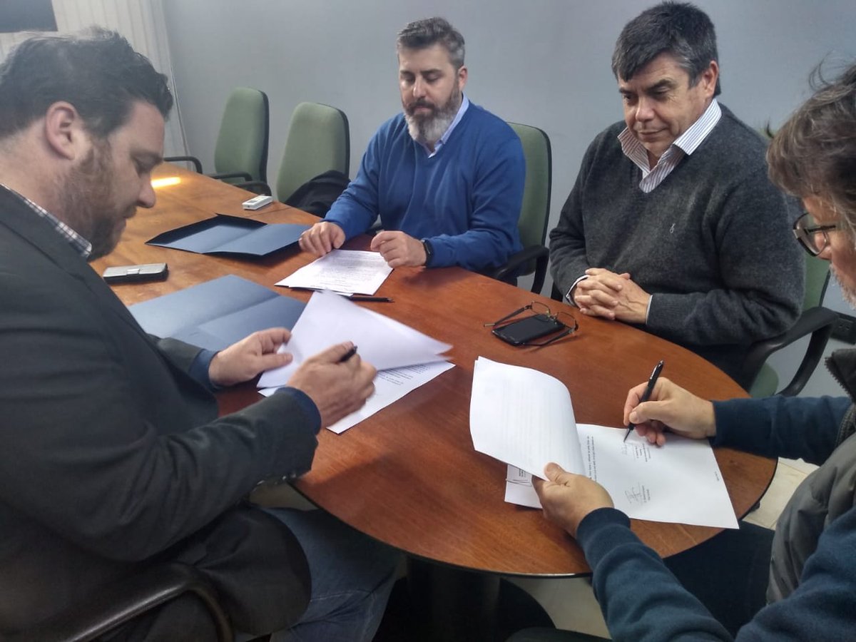 LeaPlanas's tweet photo. Avanzamos en la construcción de redes que permita potenciar las actividades de #ProyectarInnova, sus clientes e incubados 💪
En este caso firmamos un acuerdo marco de colaboración con @PTLCSAPEM
#Vinculación #CyT #EbT #TedMed https://t.co/CJzEvl9QGM