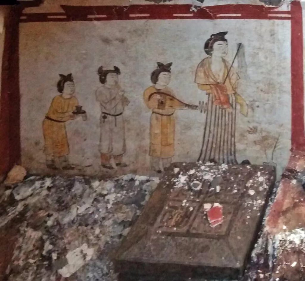 xujnx's tweet photo. A Tang-dyn tomb was found yesterday in a densely populated residential neighborhood (Taiyuan, North China), which accidentally saved it from being robbed. The departed lady or her attendant is portrayed alongside legendary virtuous sages supposed to be images on a paneled screen. https://t.co/Cxee6nzXBl