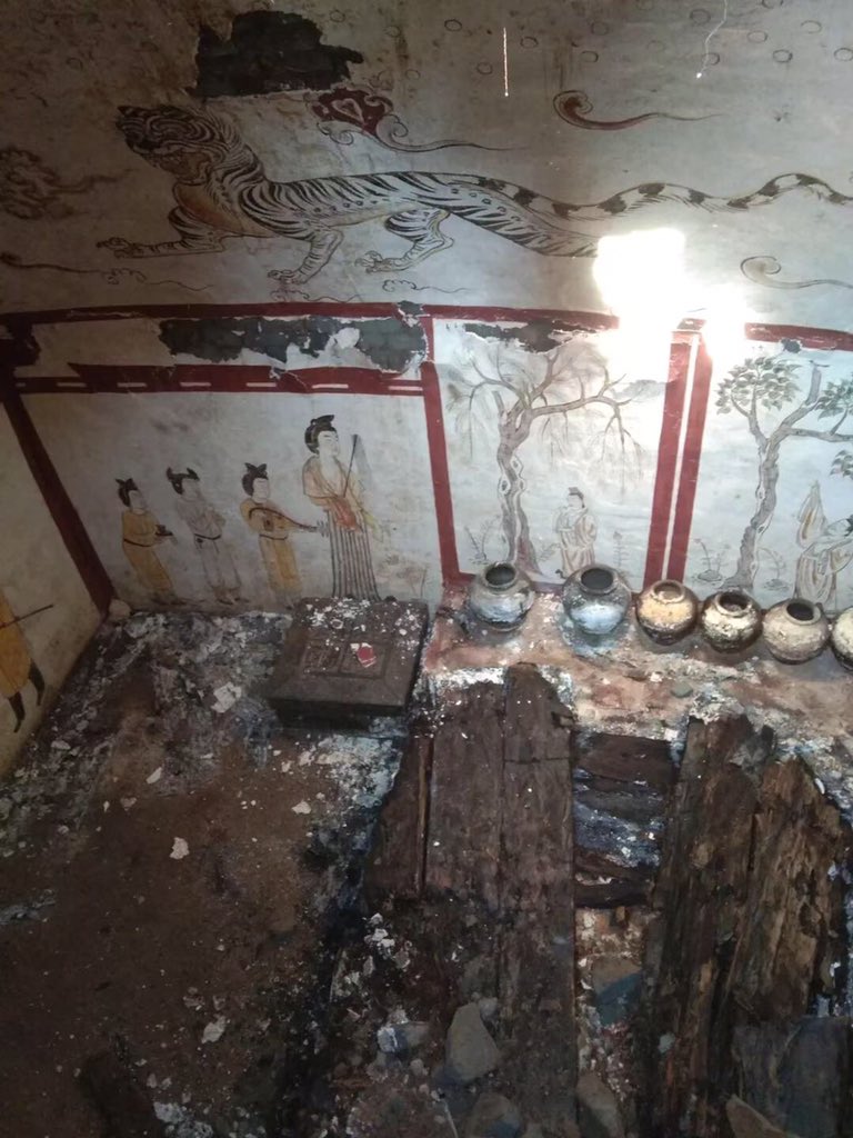 xujnx's tweet photo. A Tang-dyn tomb was found yesterday in a densely populated residential neighborhood (Taiyuan, North China), which accidentally saved it from being robbed. The departed lady or her attendant is portrayed alongside legendary virtuous sages supposed to be images on a paneled screen. https://t.co/Cxee6nzXBl