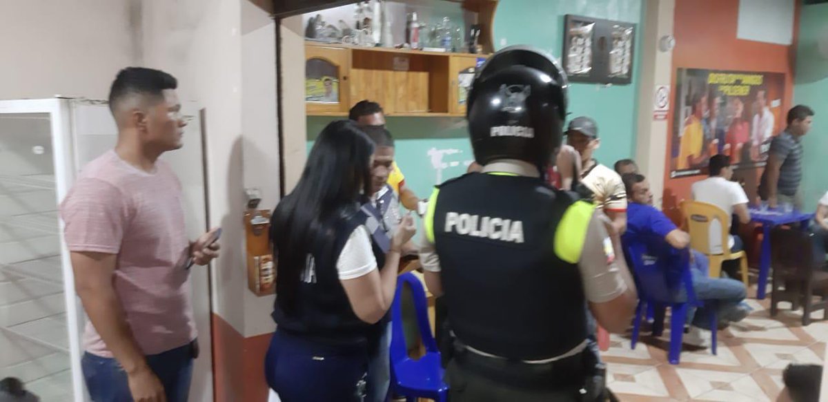 DrCamiloSalinas's tweet photo. 📌#Quevedo| Subintendenta de Policía con el apoyo de la Policía Nacional visitaron establecimientos de diversión de diferentes categorías, a fin de verificar el cumplimiento de permisos de funcionamiento y no presencia de menores de edad e indocumentados. #LosRíosSeguro https://t.co/BkC6Rx2kFk