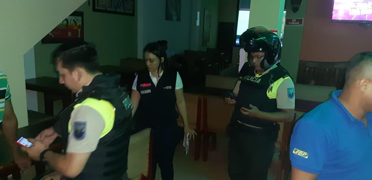 DrCamiloSalinas's tweet photo. 📌#Quevedo| Subintendenta de Policía con el apoyo de la Policía Nacional visitaron establecimientos de diversión de diferentes categorías, a fin de verificar el cumplimiento de permisos de funcionamiento y no presencia de menores de edad e indocumentados. #LosRíosSeguro https://t.co/BkC6Rx2kFk