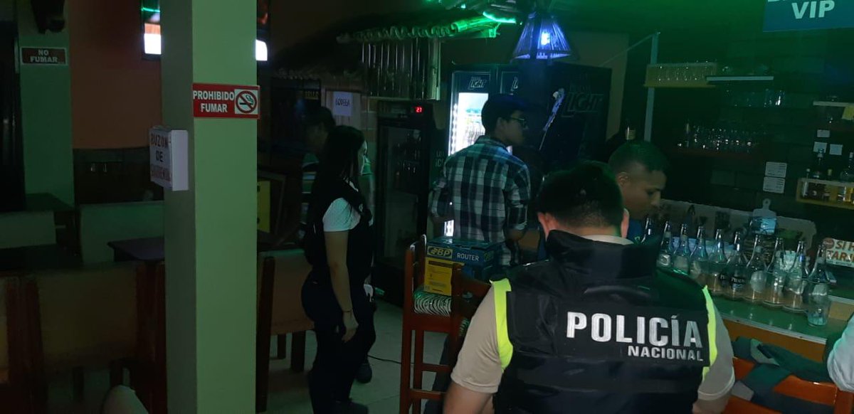DrCamiloSalinas's tweet photo. 📌#Quevedo| Subintendenta de Policía con el apoyo de la Policía Nacional visitaron establecimientos de diversión de diferentes categorías, a fin de verificar el cumplimiento de permisos de funcionamiento y no presencia de menores de edad e indocumentados. #LosRíosSeguro https://t.co/BkC6Rx2kFk