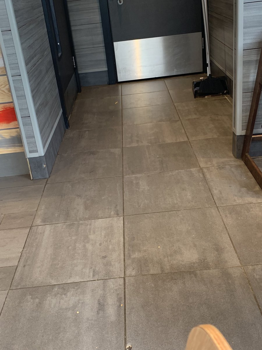 Liesel_S's tweet photo. Saturday lunch @KFC_UKI Bodmin store. Surly, unhelpful staff, filthy floors, every table littered &amp; dirty, no loo roll in the bathrooms, order screen not working, long queues of people. Waited 20 mins for our order. Seriously guys - sort this out! #minging #FastFood #chicken https://t.co/edP9TUDTX5