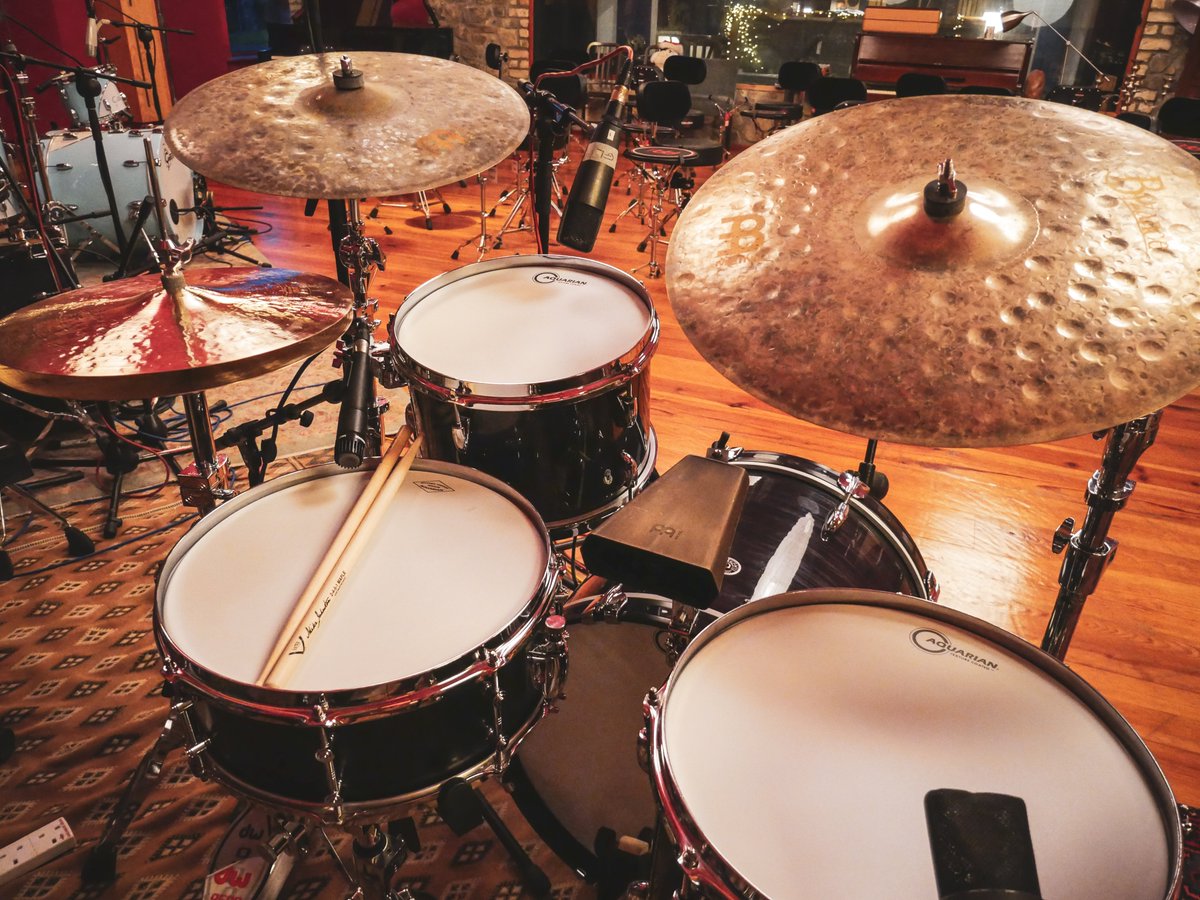 MusicMakerEire's tweet photo. @mikeslessons 's @gretsch Brookyln at this years camp is a thing of beauty. He has it paired with @meinlcymbals , @dwdrums , @AquarianHeads , his signature @VaterDrumsticks , @UltimateEarsPro and hardware by @Londondrumco . A dream setup!
#21drums https://t.co/tVLYrrRoUi