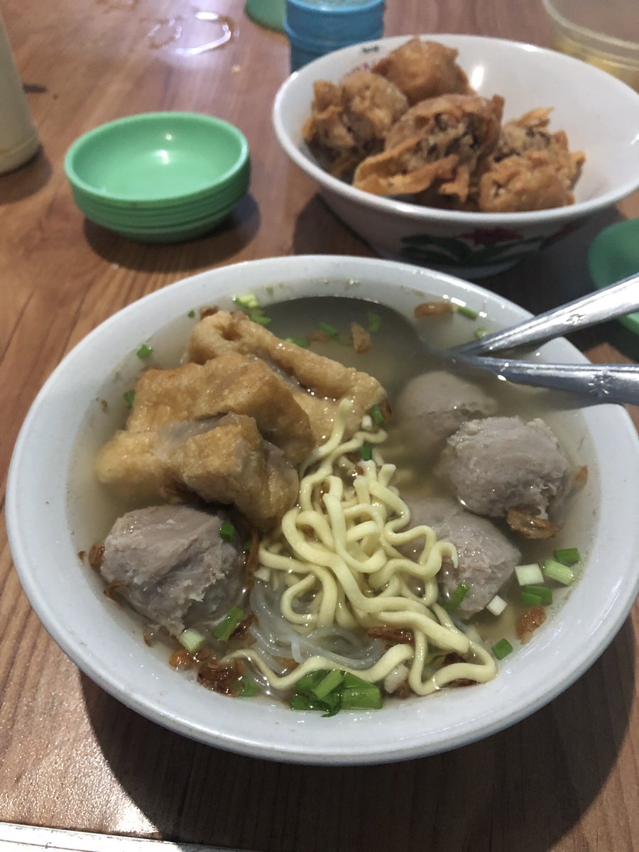 brendangelacw's tweet photo. #thingsiate
1 tokusen seperti kata melody 👏🏻
2 dazzle hazelnut cheese cream
3 sego krenyes telor asin yg ternyata telor biasa
4 bakso solo pak jan jl. Kalimantan https://t.co/FwZ22R7jQx