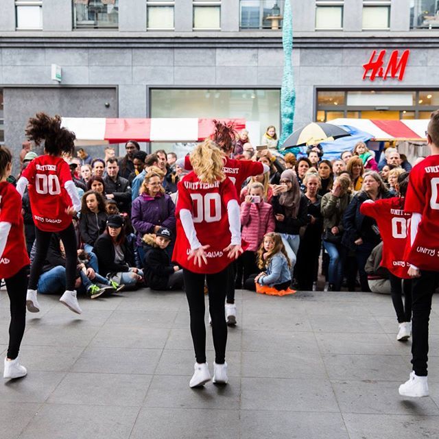 IT’S THE SQUAD!
Dat de opening van MELTINGPOT een feestje gaat worden stond al vast. Met een creatief gezelschap van #Oldschool en #Newschool #graffiti artiesten, #kunstenaars, #fotografen, en #ontwerpers , een DJ en niemand minder dan Hans Dulfer “in th… ift.tt/2KEoHk6