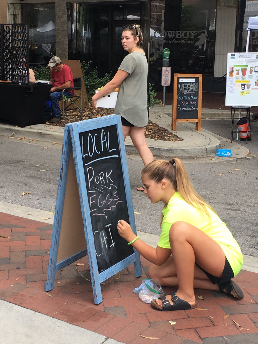 LaurenAMorris's tweet photo. #HiddenHillsFarmSC has amazing #LOCAL Chicken, Eggs and Pork! Another Great @SodaCitySC stop on Saturdays!! #PastureRaised #RedWattle #FreeRangeEggs #EatLocal #FamouslyHot #SodaCitySC https://t.co/iZeiFSkw2j