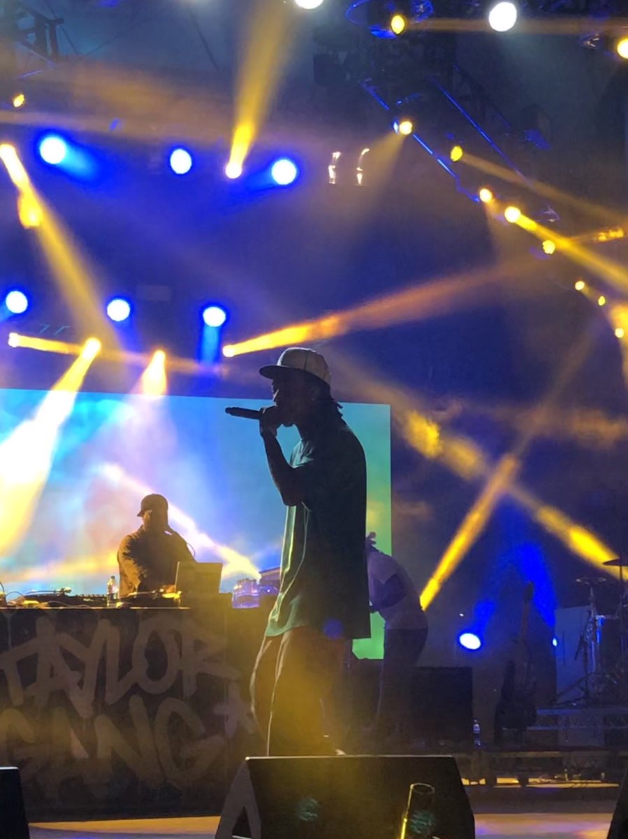 skolporter's tweet photo. I love the front row :) #515Alive 
#wizkhalifa https://t.co/oiYgGnueVh